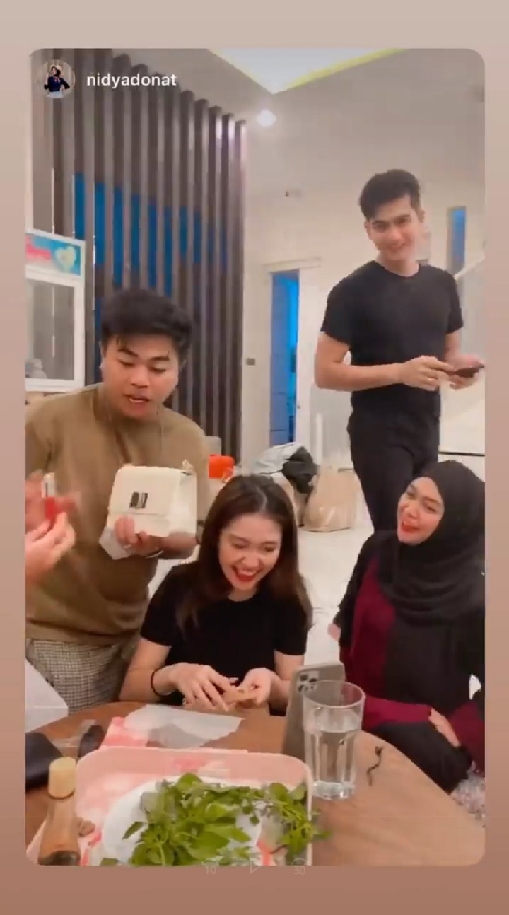 akrab bak keluarga
