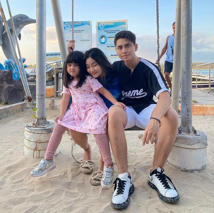 momen manis momong vania