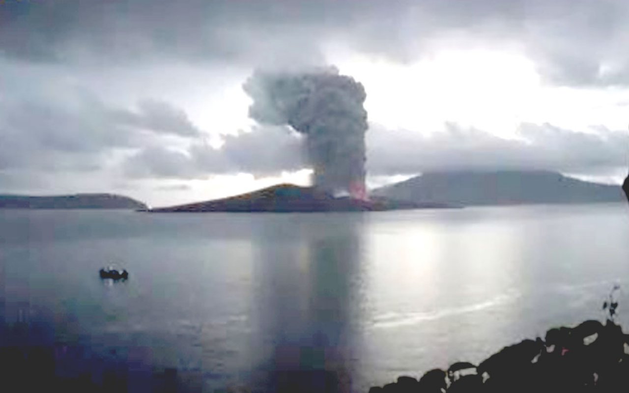 Anak Krakatau Kembali Erupsi Dengan Abu Vulkanik Lebih Tinggi, Aktivitas Tak Terkait Gempa Banten