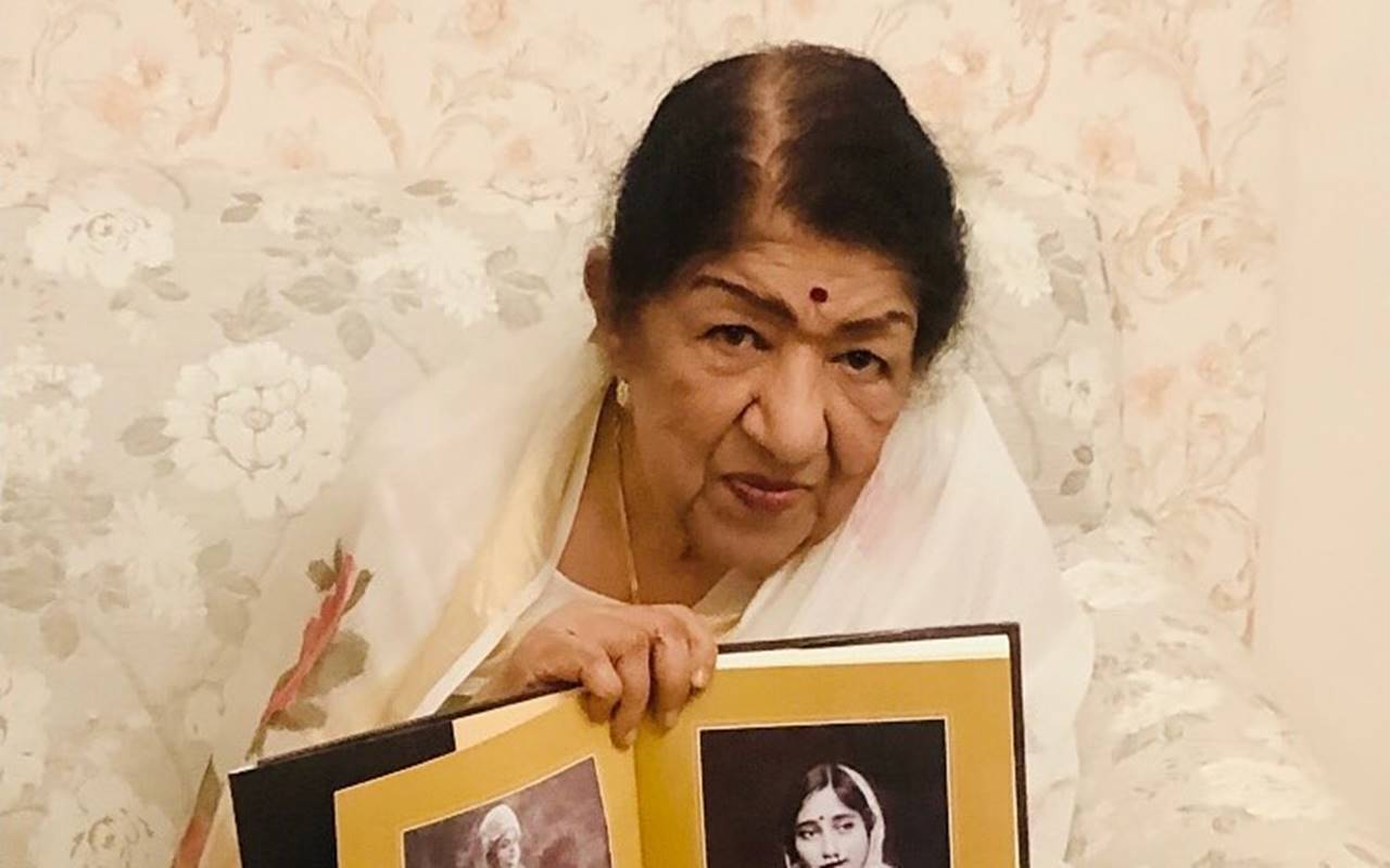 Lata Mangeshkar Penyanyi Legendaris Bollywood Meninggal, India Perintahkan Bendera Setengah Tiang