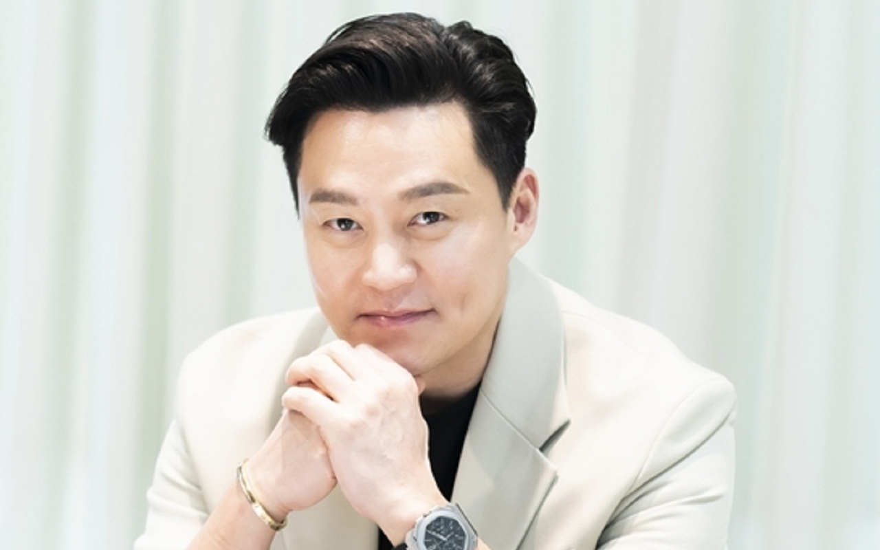 Begini Perasaan Lee Seo Jin Saat Didandani Ala Wanita di 'Internal Medicine Director Park'