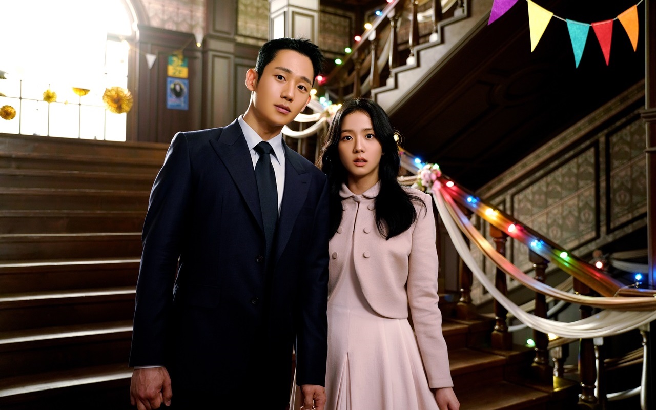 Jung Hae In Mendadak Peluk Jisoo BLACKPINK di Lokasi 'Snowdrop' Jadi Sorotan