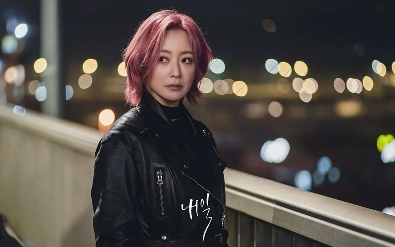 Kim Hee Sun Perankan Malaikat Maut Dengan Rambut Pink, 8 Potret Ini Tak Kalah Bikin Takjub