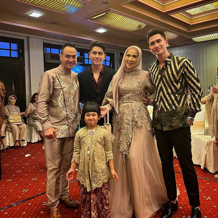 Potret lengkap bersama Vania