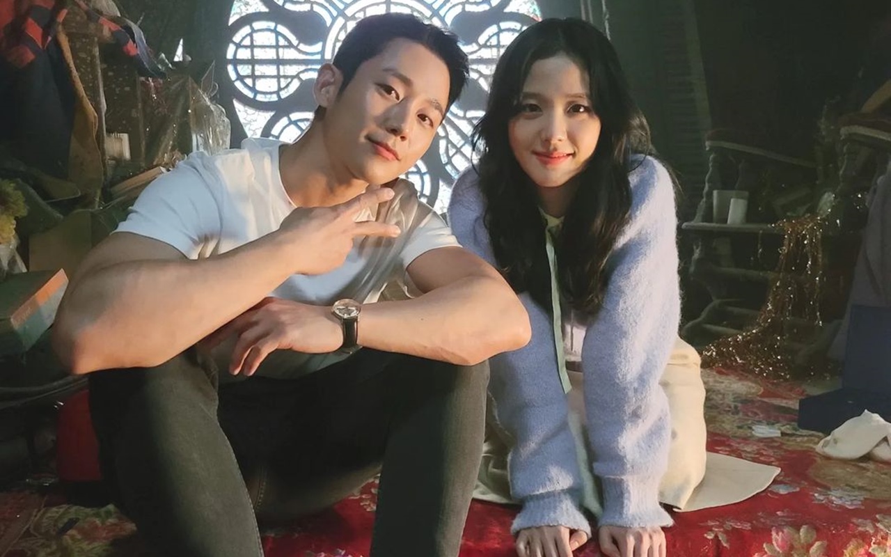 Jung Hae In Sengaja Tak Muncul Saat Jisoo BLACKPINK Nangis di Lokasi 'Snowdrop'