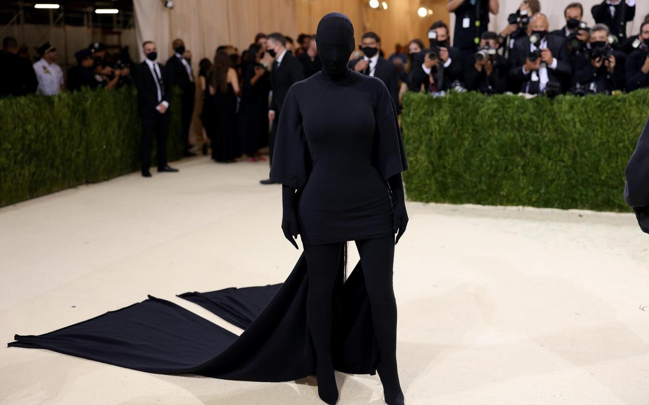 Kim Kardashian Beber Perjuangan Pakai Masker Full Face Saat Met Gala 2021, Dipaksa?