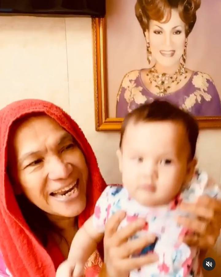Momen hangat momong cucu