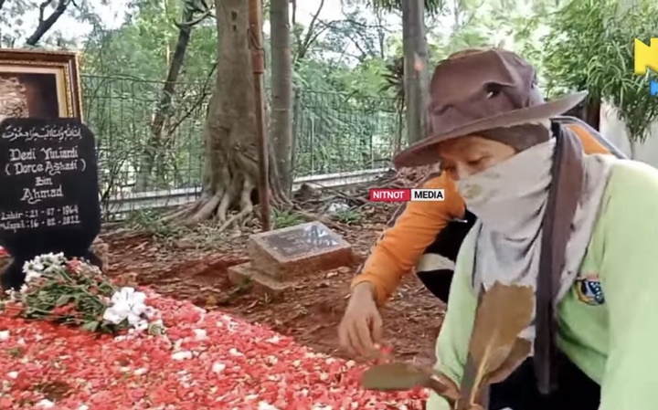 Penjaga Makam Dorce Gamalama Sempat Takut Saat Pasang Nisan, Ternyata Ini Penyebabnya