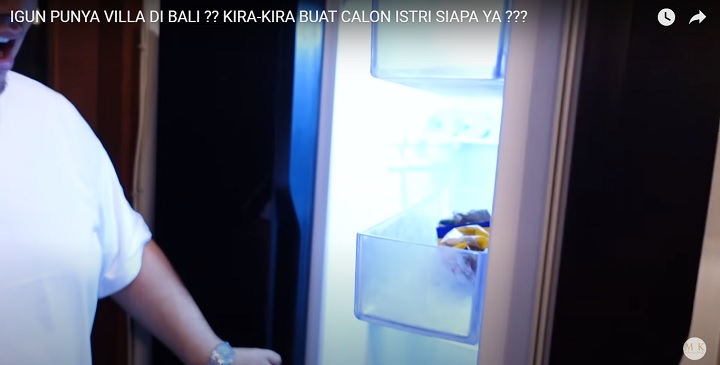 Isi kulkas masih kosong
