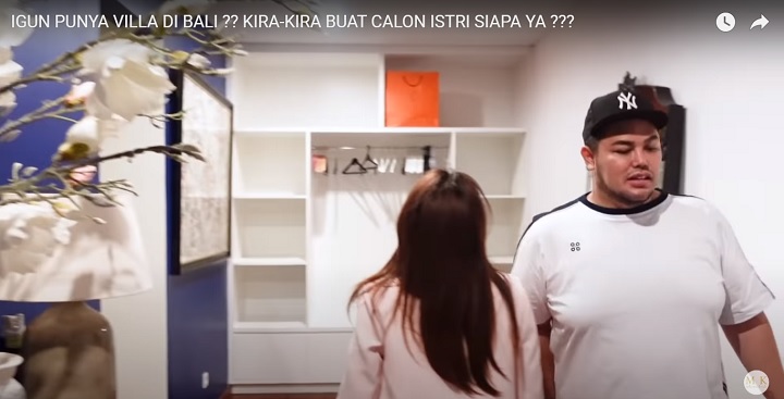 Dilengkapi tempat baju luas