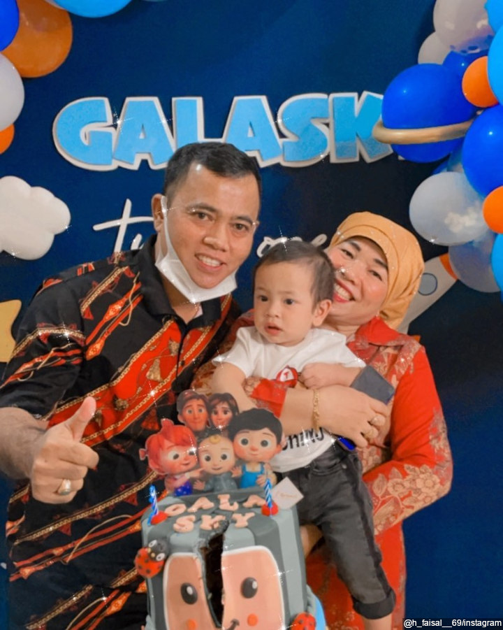 Bersama cucu tercinta