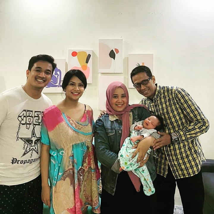 Jenguk Cucu Pertama