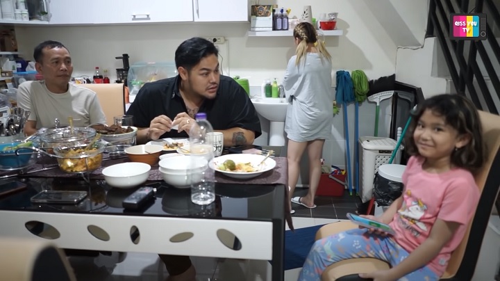 Momen berkunjung ke rumah ayu