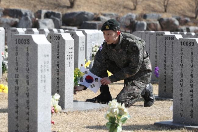 Chanyeol EXO mengunjungi makam sang kakek bersama dengan regunya