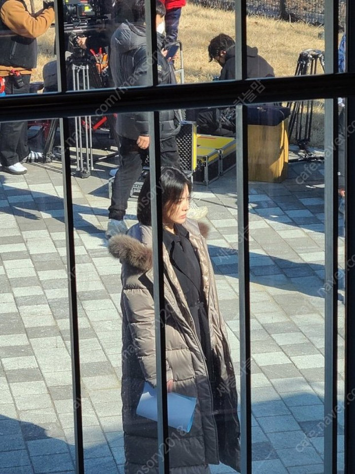 Song Hye Kyo Kepergok Syuting \'The Glory\', Penampilan Baru Jadi Sorotan Netizen
