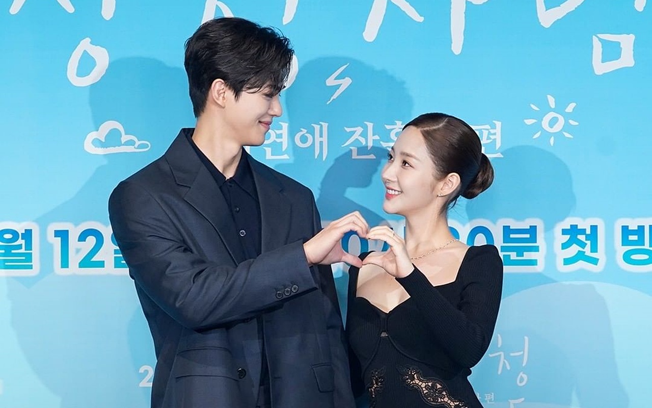 Song Kang Luwes Genggam Tangan Park Min Young di Sela Syuting 'Forecasting Love and Weather'