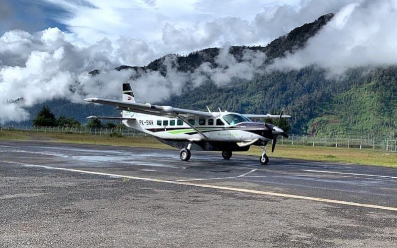 Pesawat Pilatus Tergelincir Hingga Tabrak Pemukiman Warga di Papua, Tak Ada Korban