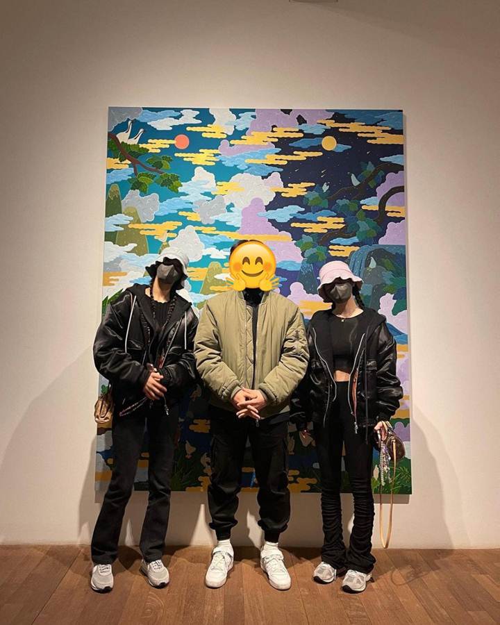 Bersahabat Akrab, Seolhyun AOA Pakai Baju Couple Bareng Jimin Hadiri Pameran Seni