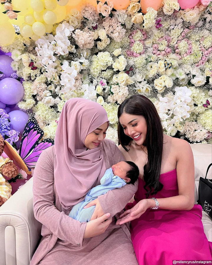 Bareng aunty millendaru