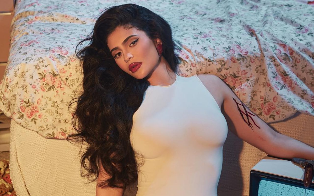 Kylie Jenner Dikritik Tak Pantas Karena Promosikan Brand Kecantikan Usai Posting Duka Untuk Ukraina