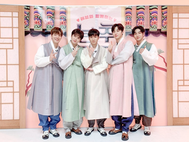 Kompakan Mengenakan Hanbok