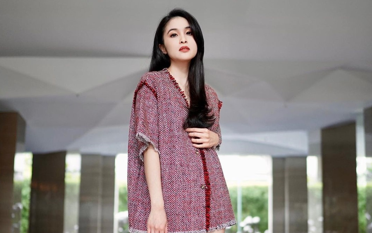 Dikenal Tak Doyan 'Jual' Kehidupan Pribadi, Sandra Dewi Putuskan Bikin YouTube Tuai Respons Begini