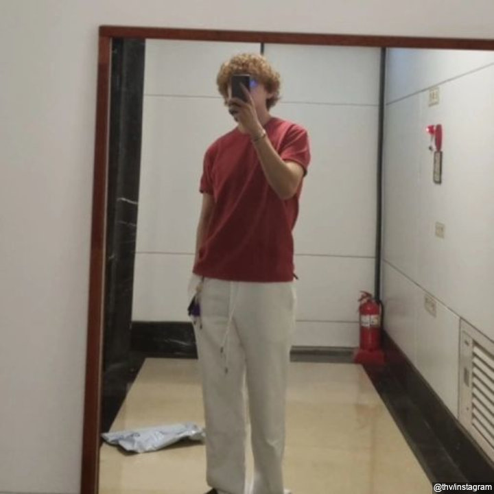 V BTS Tebar Mirror Selfie, Bungkus Paket Bikin Salfok