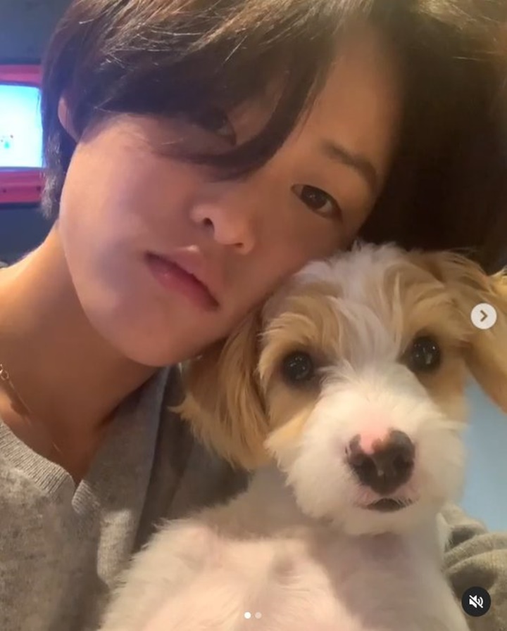 Pose Lucu Bersama Anjing Kesayangan