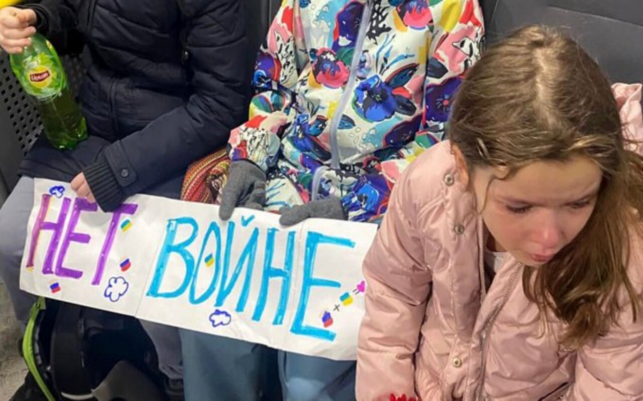 Polisi Moskow Tega Tahan Anak-Anak Pembawa Poster 'Tidak Untuk Perang' di Kedutaan Ukraina