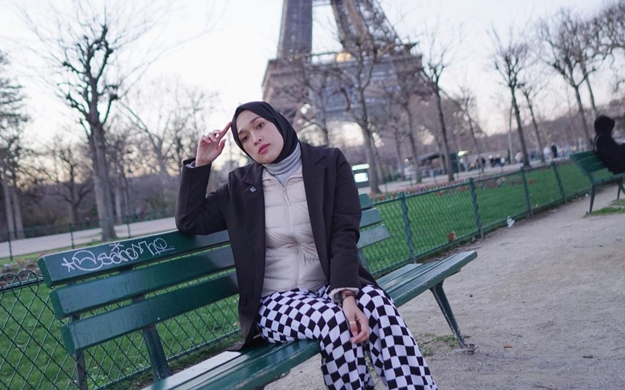 Ririe Fairus Hempas Masa Lalu Melenggang Cantik di Paris, Bagaimana dengan Sang 'Rival'?