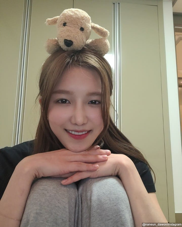 Pose Imut Dengan Boneka Kesayangan
