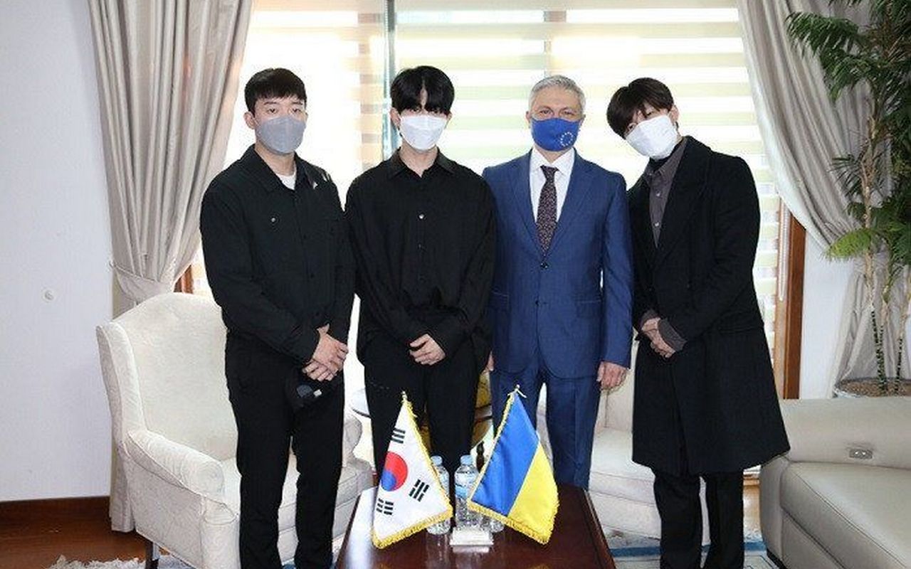 Soohyun, Kiseop dan Hoon U-Kiss Kompak Salurkan Bantuan Donasi ke Ukraina Lewat Kedutaan Besar
