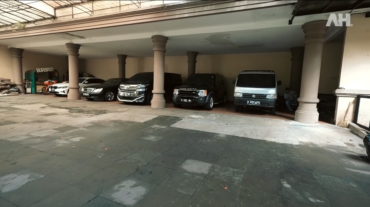 Tempat mobil 