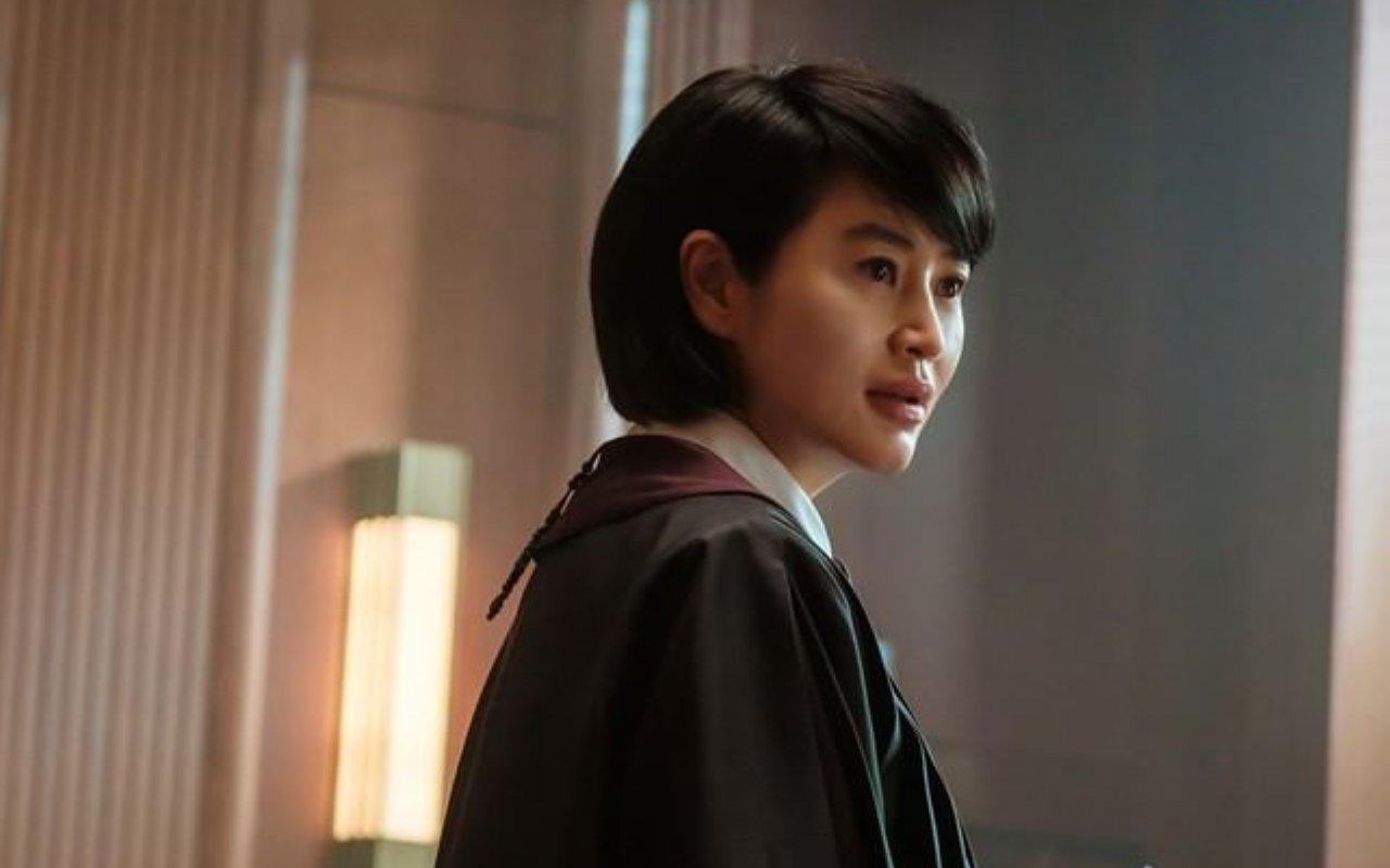 Akting Kim Hye Soo di 'Juvenile Justice' Dipuji Mantan Hakim, Intip 10 Potret Karismatiknya
