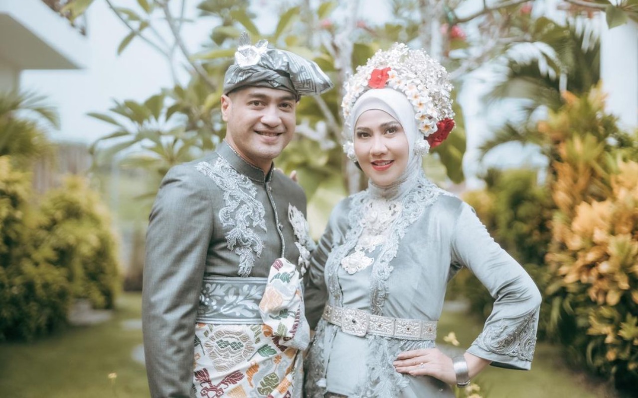 Kenakan Pakaian Adat, 11 Potret Venna Melinda-Ferry Irawan Menikah Di Bali