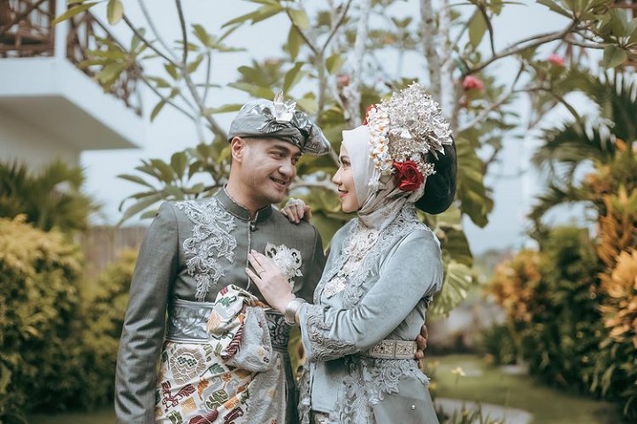 kenakan pakaian adat