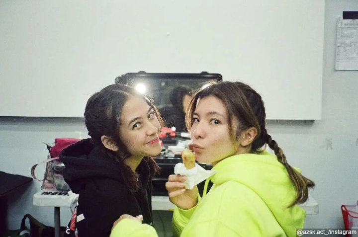sama-sama cantik dan  berbakat