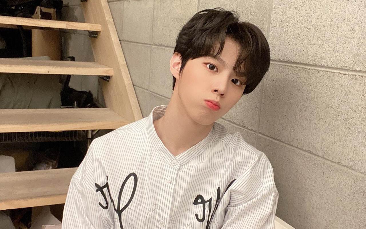 Kim Wooseok UP10TION Kelewat Bangga Bisa Jadi Penyanyi Sekaligus Aktor