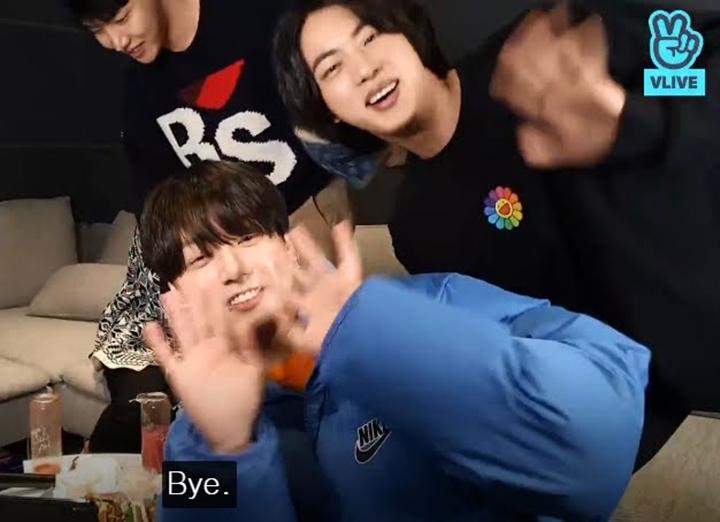 Sukses Ngeprank di Live Terbaru, Kelakuan Jin BTS Bikin V Syok Berat