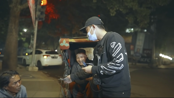 Kerap bagi-bagi uang