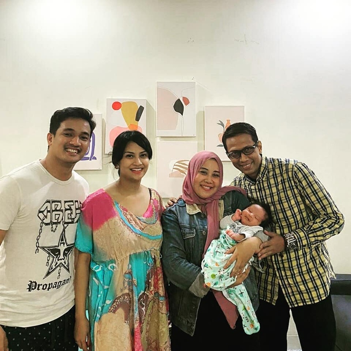 Gendong Cucu Pertama