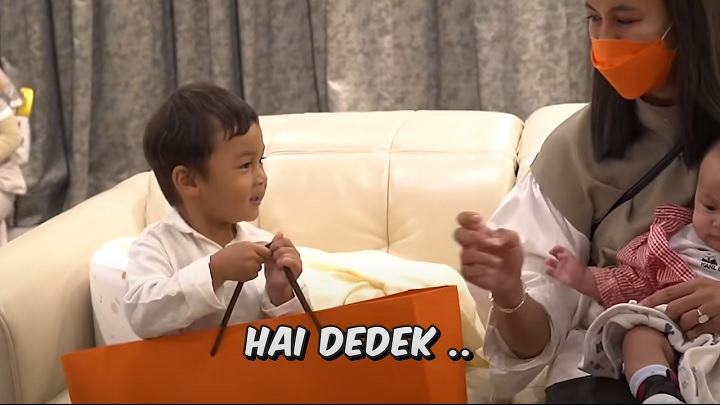 Kiano kasih hadiah