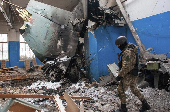Ekor Pesawat Bomber Rusia di Salah Satu Gedung di Kharkiv