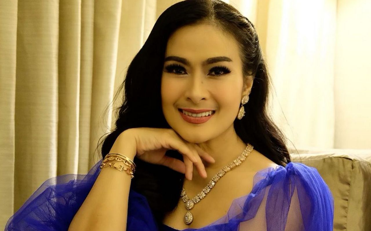 Iis Dahlia Pajang Foto Arisan, Warna Busana Peserta Disorot Netter