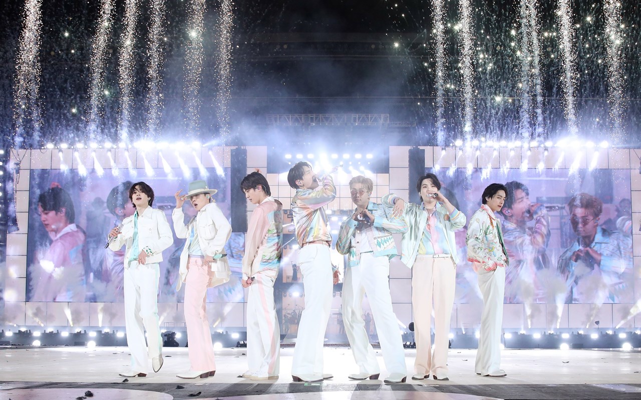 BTS Sukses Gelar Konser 'PTD ON STAGE' di Korea, Vokal Live RM dkk Dipuji Stabil