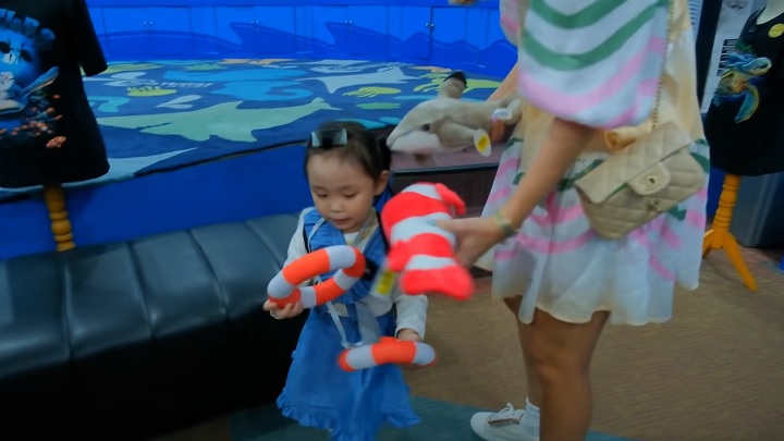 Luna dan Lala beli boneka