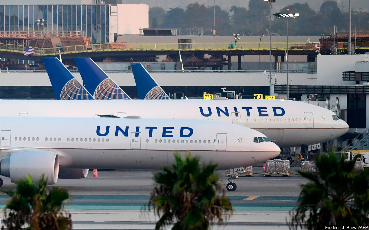 United Airlines Izinkan 2.000 Karyawan yang Tak Vaksin Kembali Bekerja