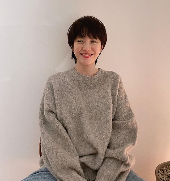 Song Ji Hyo dengan senyum manisnya
