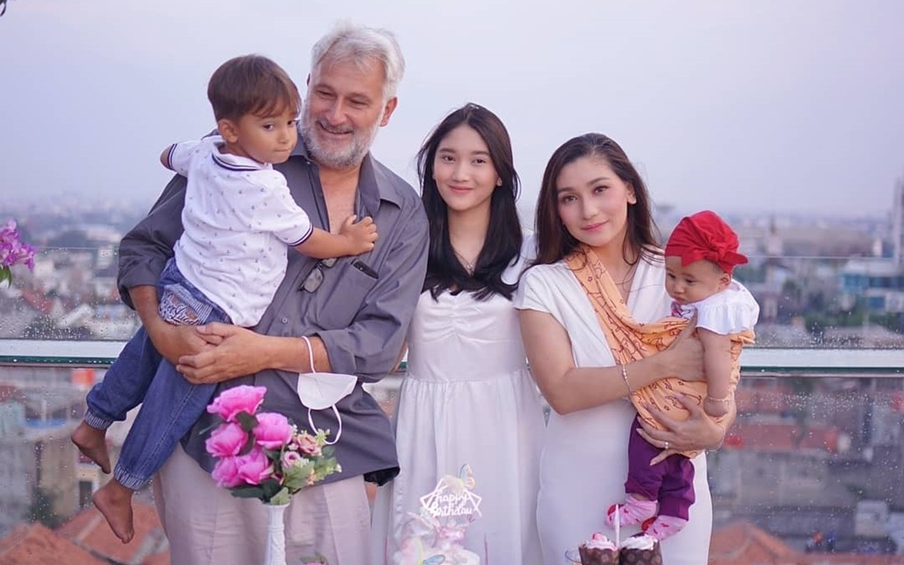 Baby Margaretha Nangis Syok Suami Meninggal Mendadak, Reaksi Putra Tampan Tak Terduga