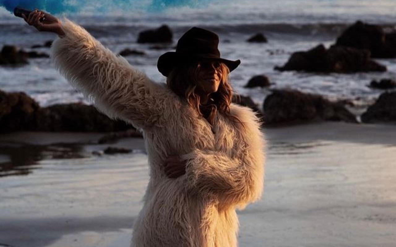 Pidato Halle Berry di Critics Choice Awards Soal Wanita Sampai Bikin Lady Gaga Menangis Terharu